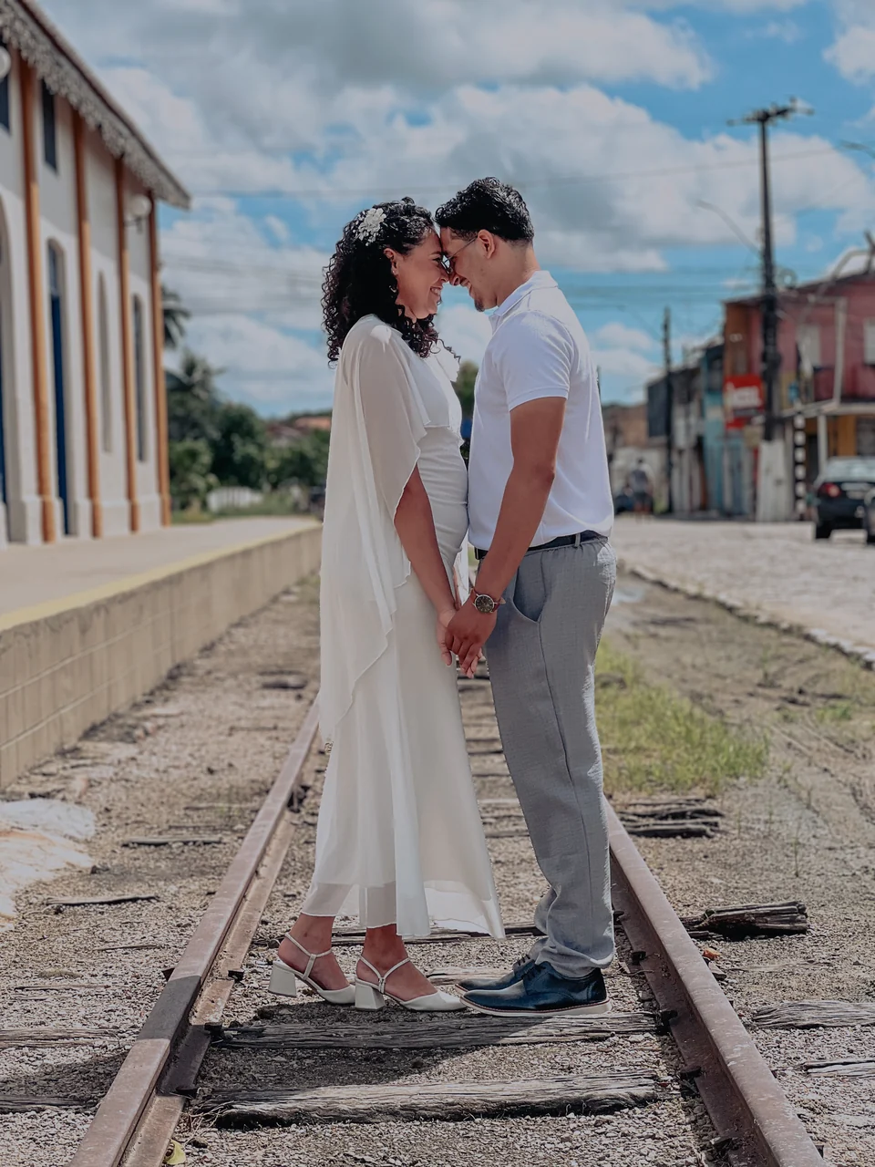 Casal de mãos dadas em ensaio registrado pela VS Movie.